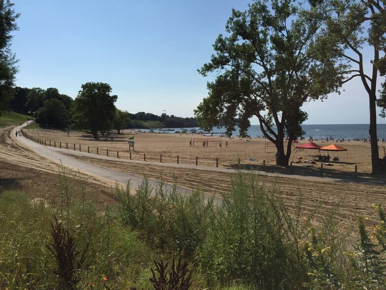 Edgewater Park just a 2 minute walk away - 1247 W 75th St