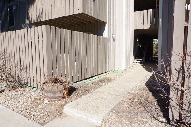 Building Photo - Adorable 1st floor 2 bedroom 1 bath condo ...