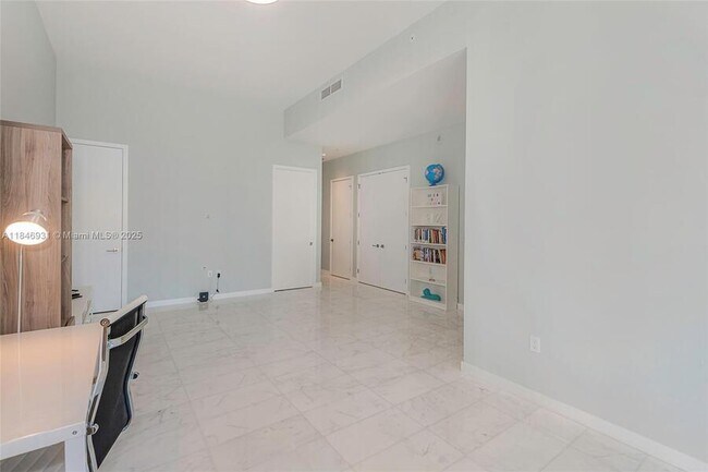Building Photo - 2821 S Bayshore Dr
