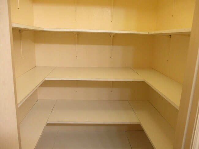 Building Photo - Walkout Basement Apartment - PRICED TO RENT - AVAIL 6/1/26