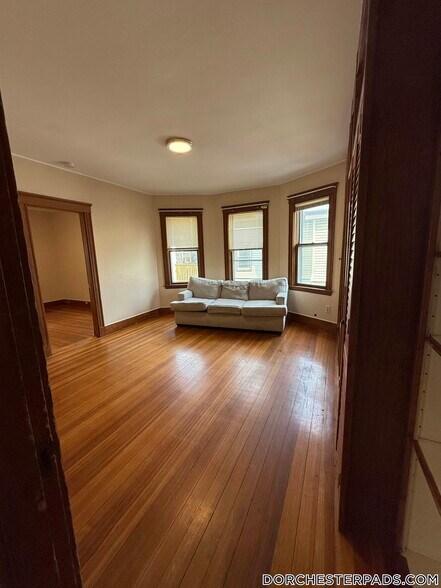 Building Photo - 18 Romsey St