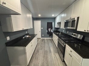 Building Photo - 2 Bedrooms plus den with 3.5 Bathrooms