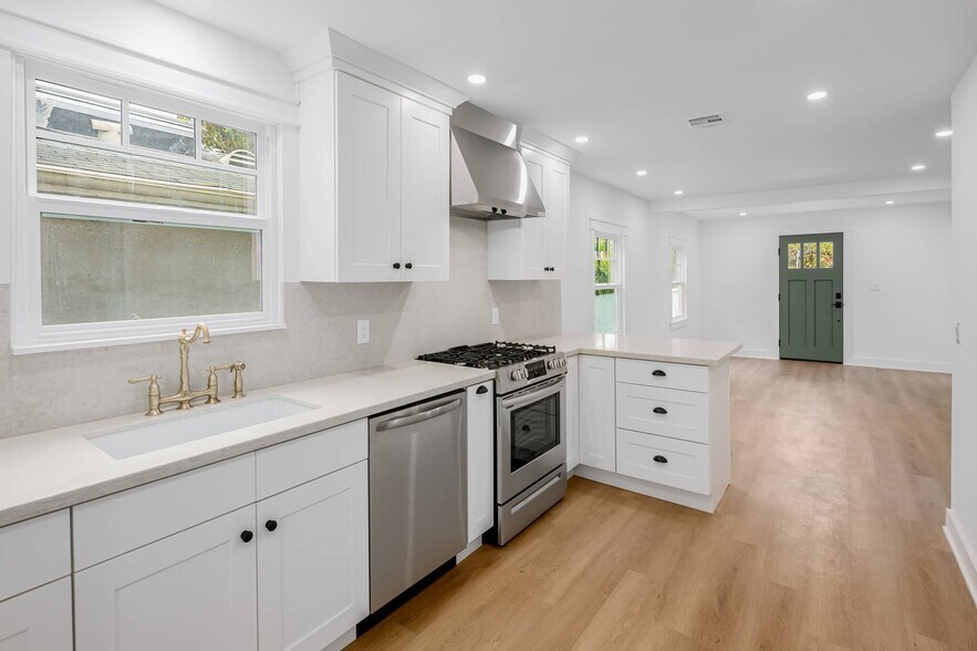 Building Photo - 1425 Cabrillo Ave