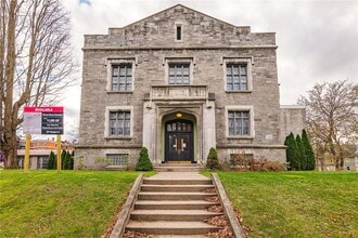 Building Photo - 421 University Ave