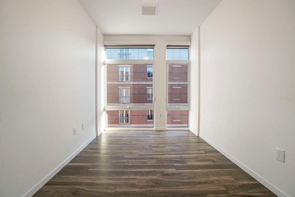 Building Photo - 845 Beacon St