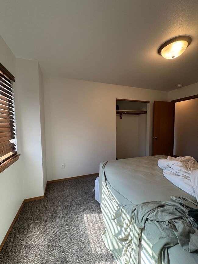 Building Photo - 3-Bedroom Home for Lease with Fenced Backyard