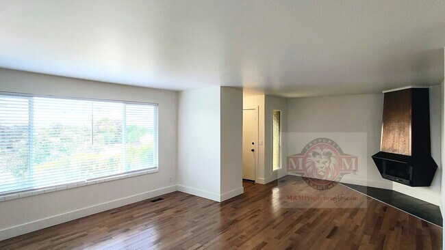 Building Photo - Remodeled 3 Bd 2 Ba Duplex Above Foothill