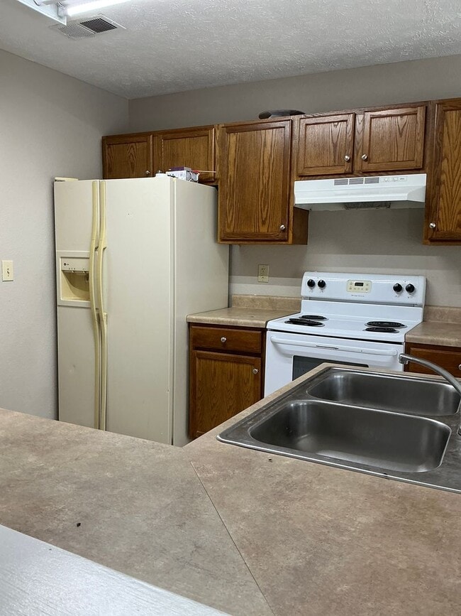Building Photo - 3 Bedroom 2 Bath House