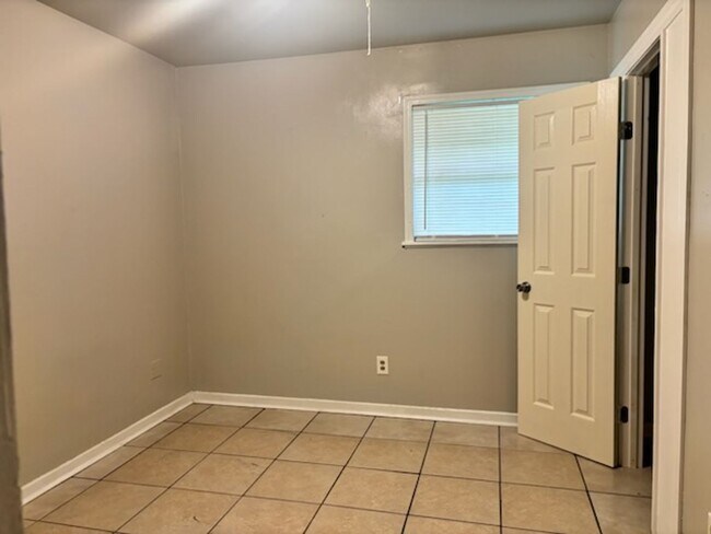 Building Photo - 1554 Dianne Dr