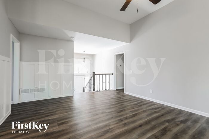 Building Photo - 10736 N Laurel Ave