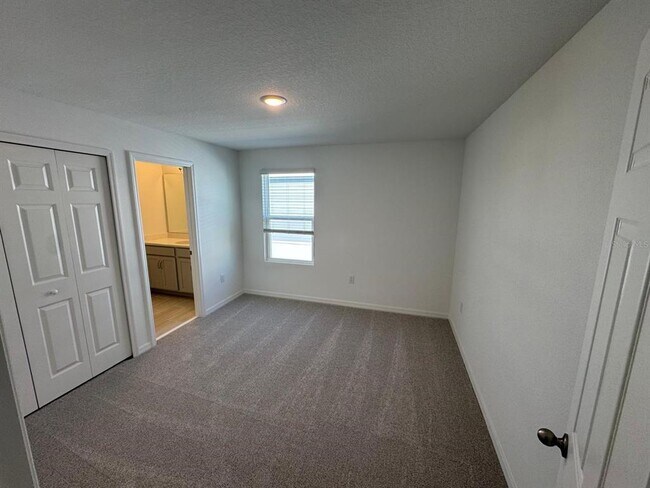 Building Photo - 362 Thompson Vlg Ave