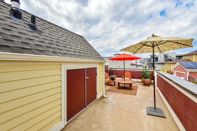 Building Photo - 803 Heschel St