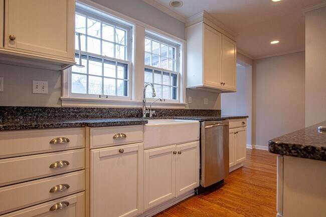 Building Photo - Gorgeous 5 Bedroom / 4.5 Bath Home located right off Happy Hollow Blvd!