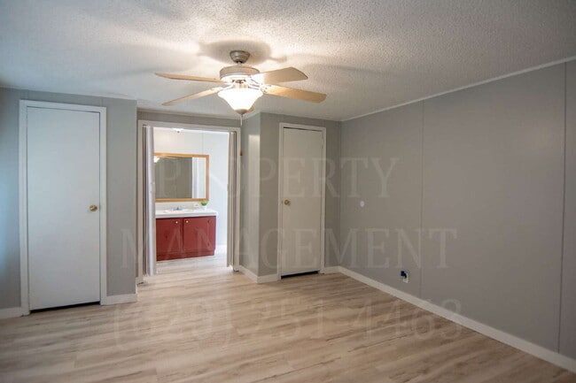 Building Photo - 2-Bedroom with 2 Full Baths in Coffeyville!