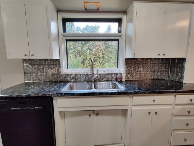 Building Photo - 7528 W Umatilla Ave