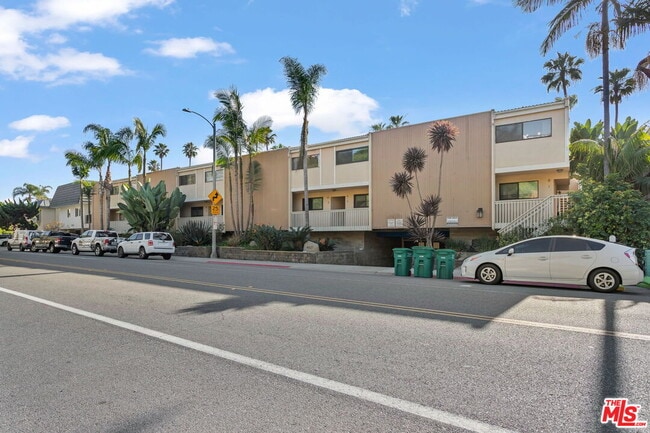 Building Photo - 4637 Park Dr