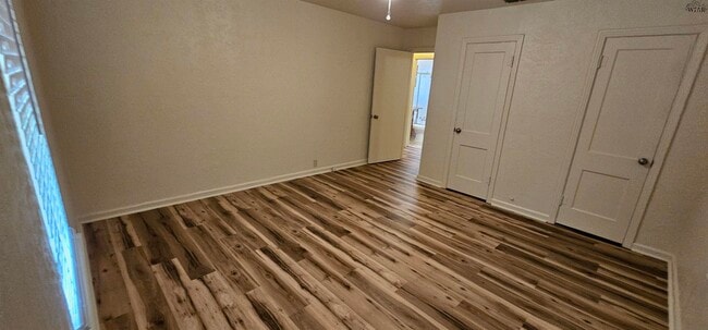 Building Photo - 521 W Inwood Dr