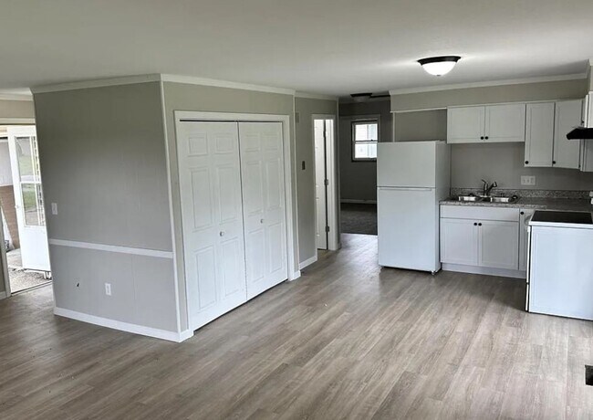 Building Photo - Two bedroom, one bath duplex in Urbana. Completely remodeled, available November/December 2025