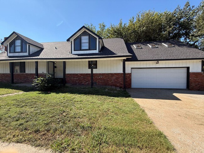 Building Photo - Huge 4 Bedroom in West Tulsa