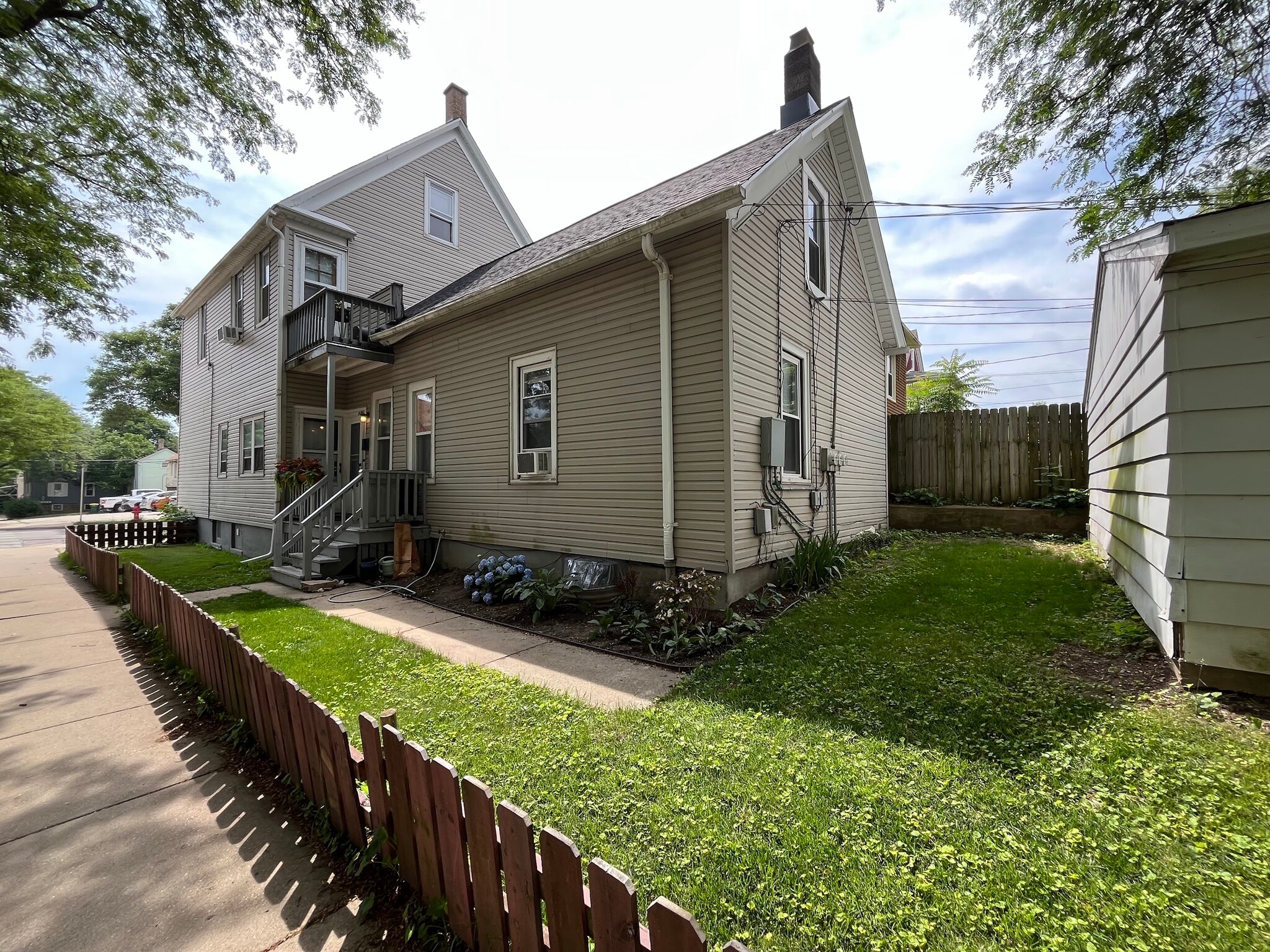 Side of house with yard - 2477-2479 N Dousman St