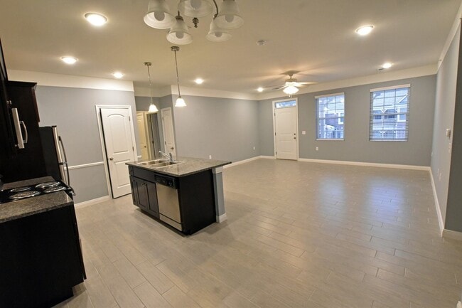 Building Photo - *SAVE $500 ON MAY MOVE-IN COSTS* Shelby To...