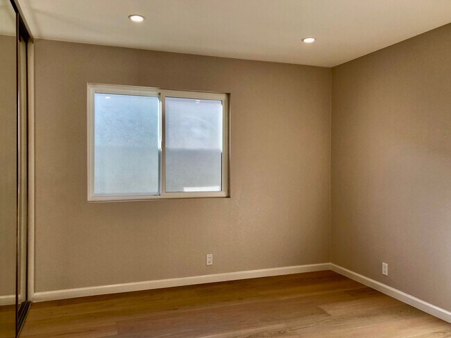 Building Photo - Beautifully Updated 3 bedroom + Office/2 B...