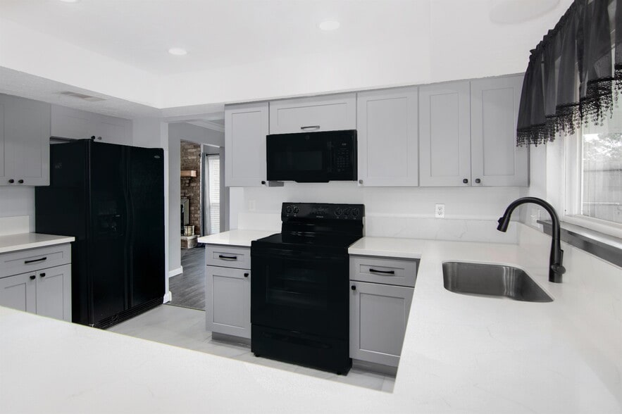 Building Photo - 255 E Castle Harbour Dr