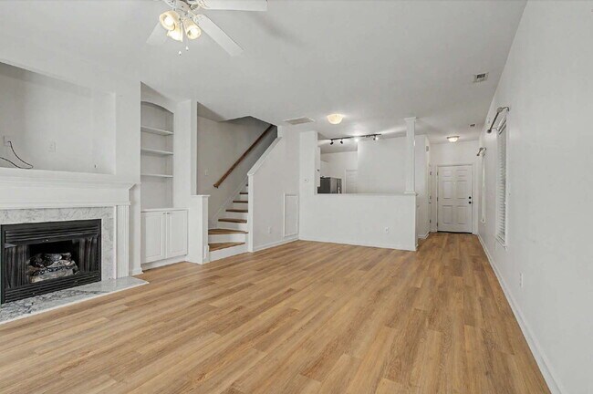 Building Photo - Townhome in Desirable Hedingham Community