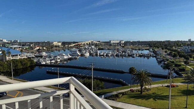 Building Photo - 404 S Beach St