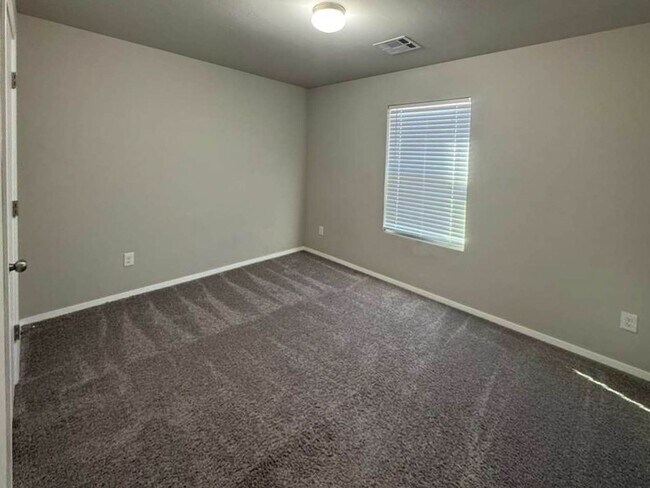 Building Photo - 3BD/2BTH Home Minutes from Lake El Reno!