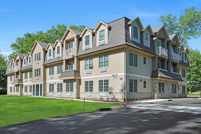 Building Photo - 962 Rte 9W