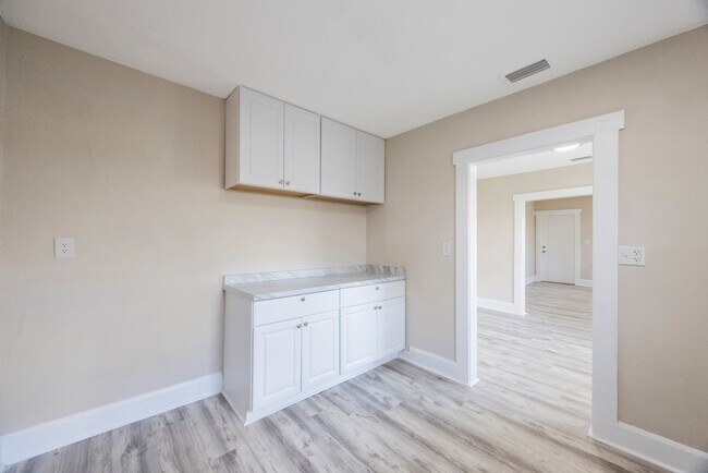 Building Photo - Cosy 2 bedroom 1 bath home with nice size yard $1850 SECTION 8 WELCOME**