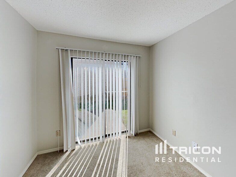 Building Photo - 1611 Sunset Village Dr