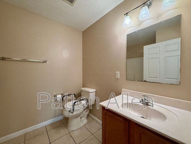 Building Photo - 10 Zell Ln