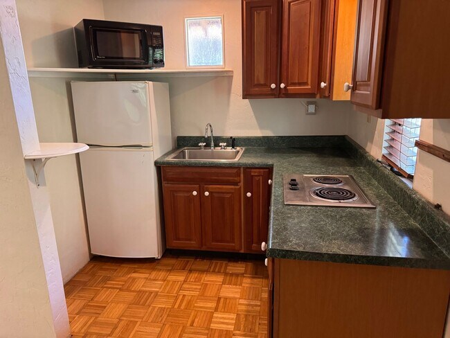 Building Photo - Charming 2 Bed, 1 Bath Carriage House in Historic Golfview