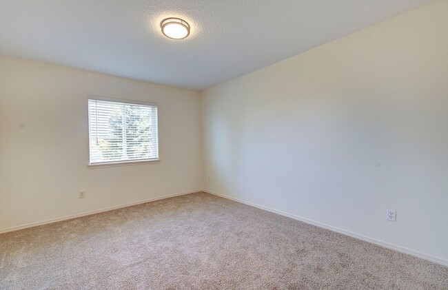 Building Photo - Beautiful Townhome- 3 Bedrooms