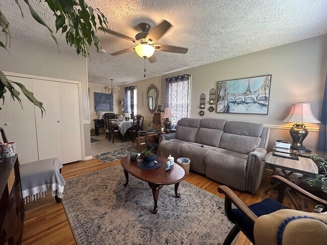 Building Photo - 204 Crest Dr