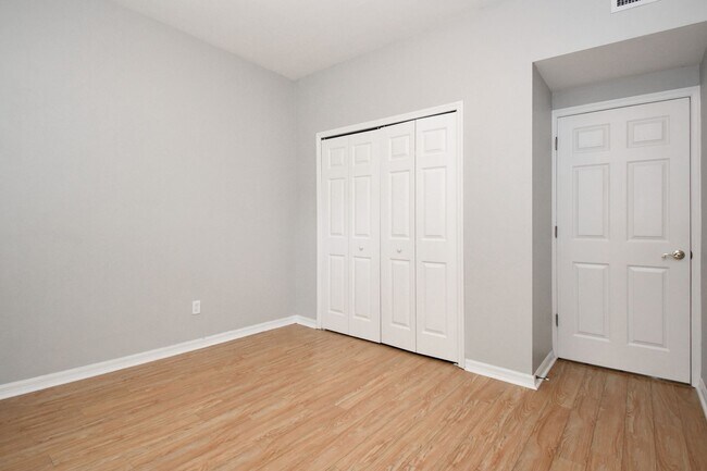 Building Photo - Charming 2BR/2BA End-Unit Condo in Monticello