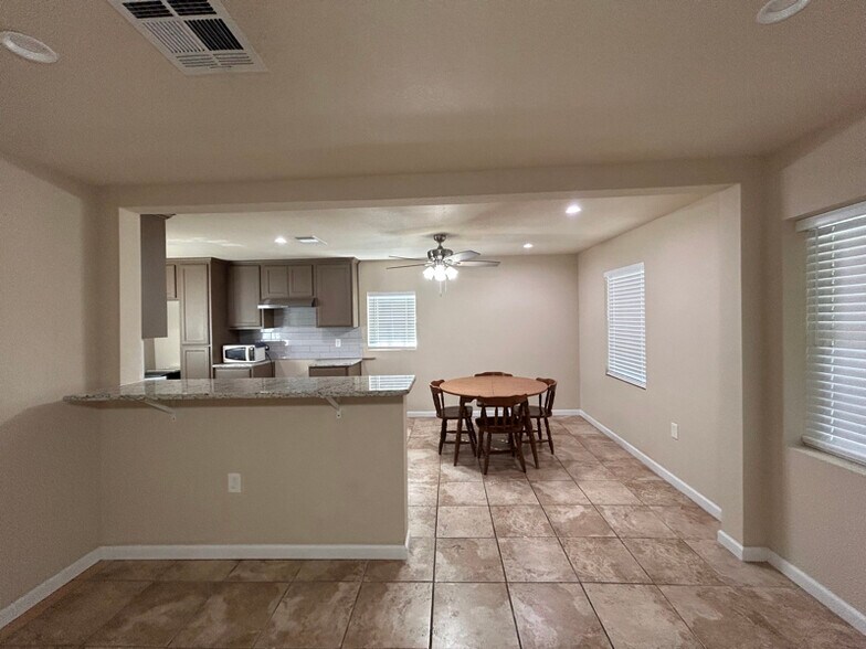Building Photo - 710 La Vega St