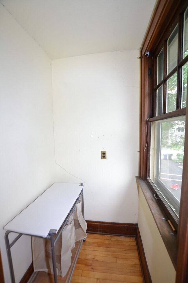 Building Photo - Beautiful woodwork in this incredible Clin...