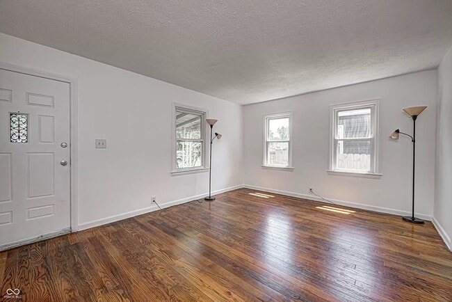 Building Photo - 4924 Rosslyn Ave