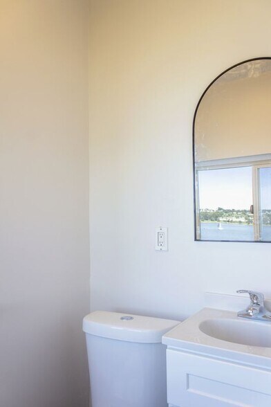 Building Photo - 352 Winslow St