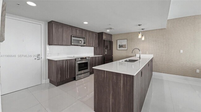 Building Photo - 665 NE 25th St