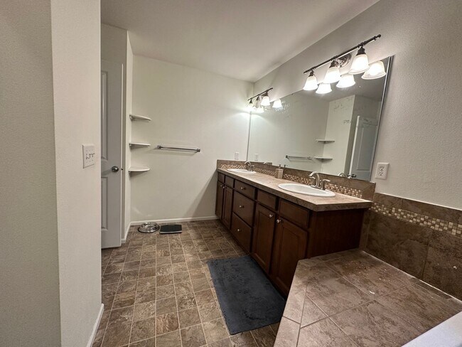 Building Photo - Silver Lake Area Rental