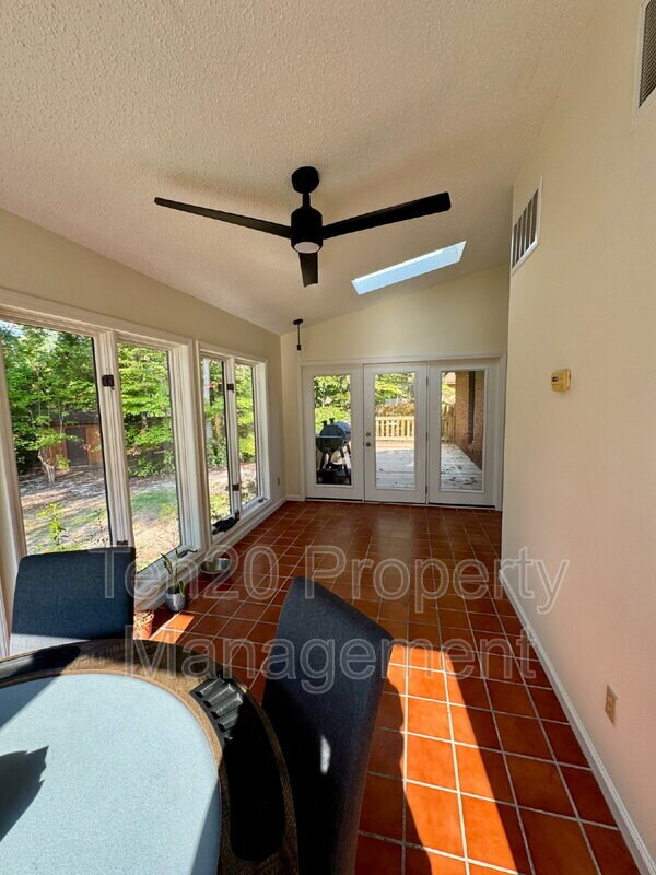 Building Photo - 4 S Whisper Ct