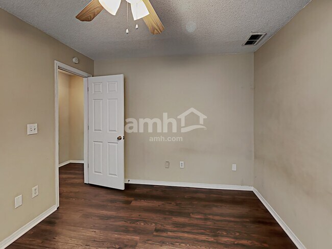 Building Photo - 910 Castlerock Way