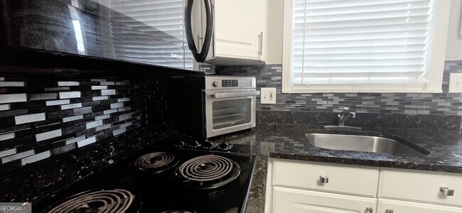 Building Photo - 21 Delmont Dr NE