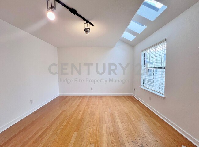 Building Photo - Beautiful 1/1.5 Condo in Dallas For Rent!