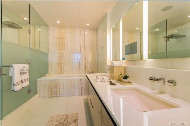 Building Photo - Waiea 11th Floor 2/2.5/2 with Ocean and Di...