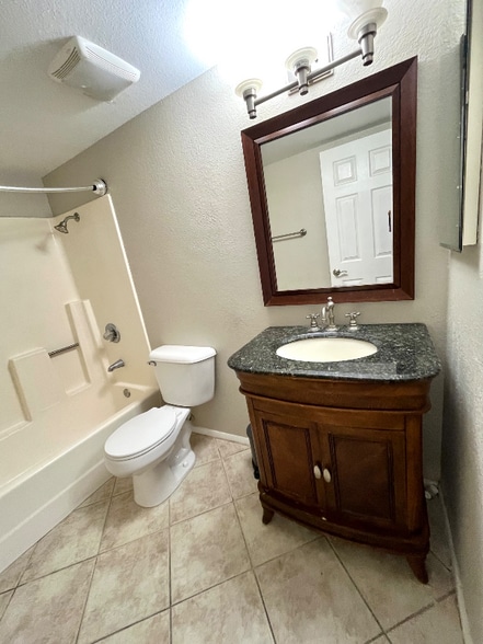 Building Photo - 1014 E Spence Ave